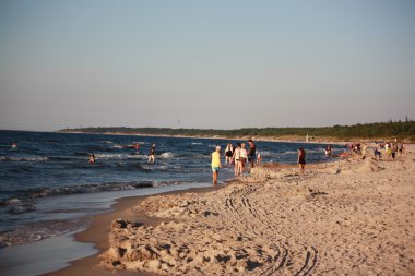 Plaj güneş su hava deniz kum dalgaları insanları tatil sunbather gökyüzü