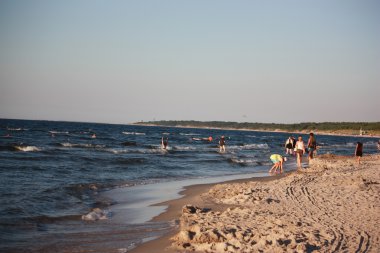 Plaj güneş su hava deniz kum dalgaları insanları tatil sunbather gökyüzü