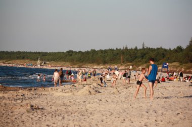 Plaj güneş su hava deniz kum dalgaları insanları tatil sunbather gökyüzü