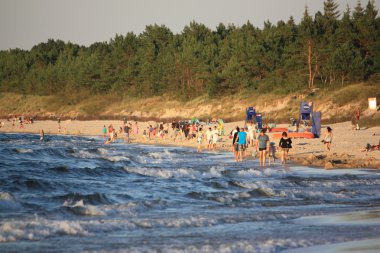 Plaj güneş su hava deniz kum dalgaları insanları tatil sunbather gökyüzü