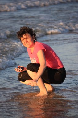 Plaj güneş su hava deniz kum dalgaları insanları tatil sunbather kadınlar pregnat gökyüzü