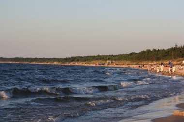 Plaj güneş su hava deniz kum dalgaları insanları tatil sunbather gökyüzü