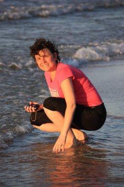 Plaj güneş su hava deniz kum dalgaları insanları tatil sunbather kadınlar pregnat gökyüzü