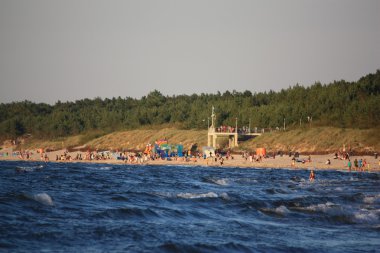 Plaj güneş su hava deniz kum dalgaları insanları tatil sunbather gökyüzü