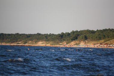 Plaj güneş su hava deniz kum dalgaları insanları tatil sunbather gökyüzü