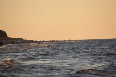 Plaj güneş su hava deniz kum dalgaları insanları tatil sunbather gökyüzü