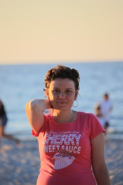 Plaj güneş su hava deniz kum dalgaları insanları tatil sunbather kadınlar pregnat gökyüzü
