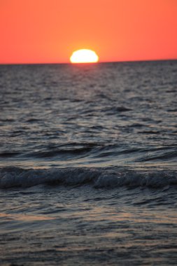 Plaj su hava deniz kum dalgaları insanlar gökyüzü tatil sunbather günbatımı güneş