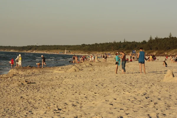 Plaj güneş su hava deniz kum dalgaları insanları tatil sunbather gökyüzü
