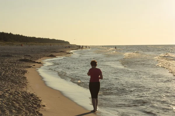 Plaj güneş su hava deniz kum dalgaları insanları tatil sunbather kadınlar pregnat gökyüzü