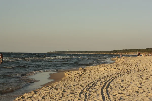 Plaj güneş su hava deniz kum dalgaları insanları tatil sunbather gökyüzü