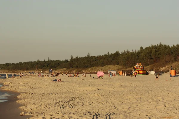 Strand zon water weer zee zand golven mensen sky vakantie zonnebader — Stockfoto