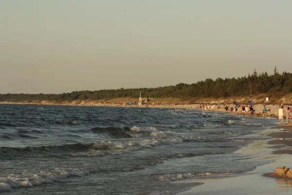 Plaj güneş su hava deniz kum dalgaları insanları tatil sunbather gökyüzü