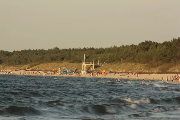 Plaj güneş su hava deniz kum dalgaları insanları tatil sunbather gökyüzü