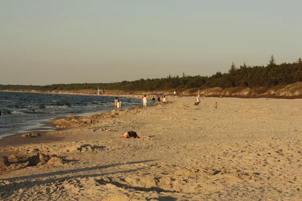 Plaj güneş su hava deniz kum dalgaları insanları tatil sunbather gökyüzü