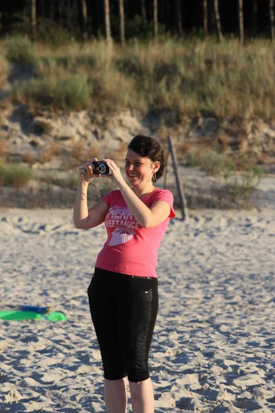 Plaj güneş su hava deniz kum dalgaları insanları tatil sunbather kadınlar pregnat gökyüzü