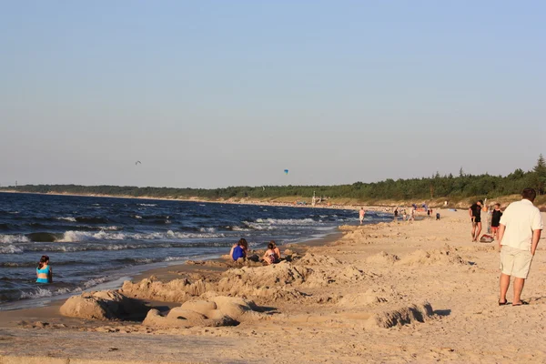 Plaj güneş su hava deniz kum dalgaları insanları tatil sunbather gökyüzü