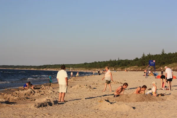Plaj güneş su hava deniz kum dalgaları insanları tatil sunbather gökyüzü