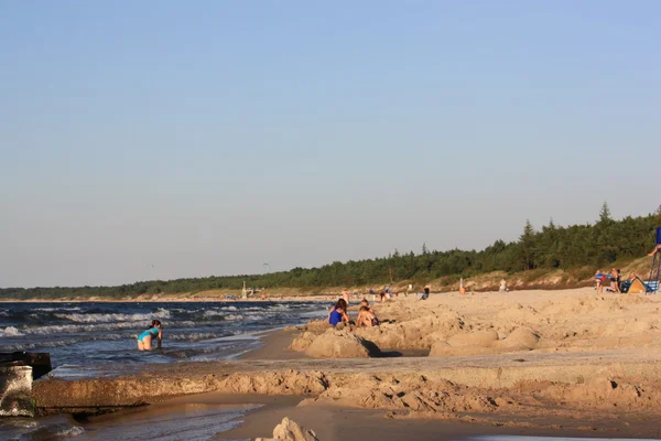 Plaj güneş su hava deniz kum dalgaları insanları tatil sunbather gökyüzü