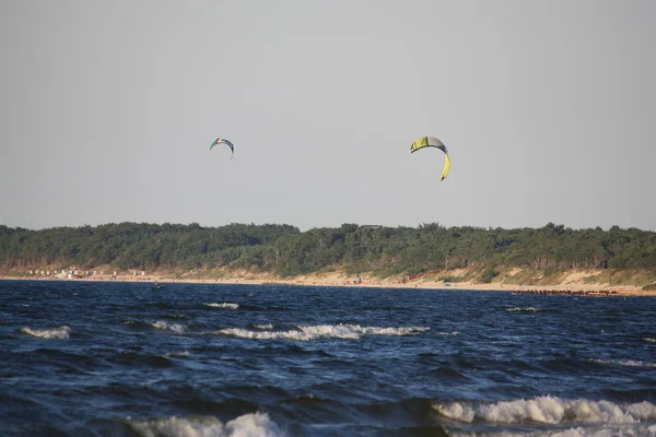 Plaj güneş su hava deniz kum dalgaları insanları tatil sunbather gökyüzü