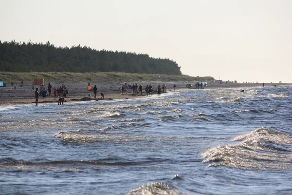Plaj güneş su hava deniz kum dalgaları insanları tatil sunbather gökyüzü