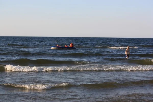 Plaj güneş su hava deniz kum dalgaları insanları tatil sunbather gökyüzü