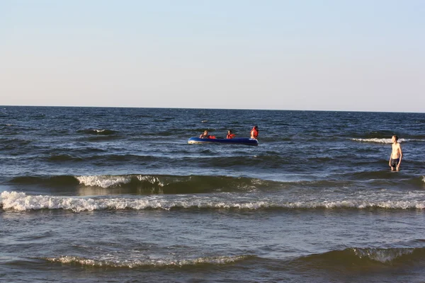 Plaj güneş su hava deniz kum dalgaları insanları tatil sunbather gökyüzü