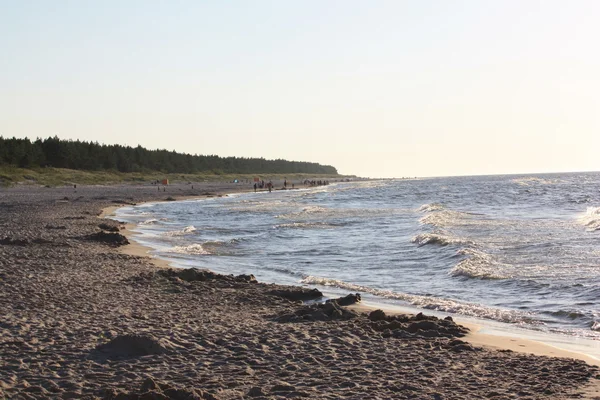 Beach Sun vatten väder sea sand vågor människor sky holiday solbada — Stockfoto