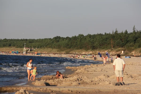 Plaj güneş su hava deniz kum dalgaları insanları tatil sunbather gökyüzü
