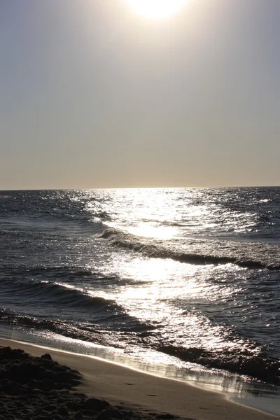 Plaj güneş su hava deniz kum dalgaları insanları tatil sunbather gökyüzü