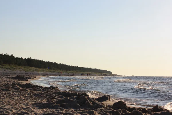 Plaj güneş su hava deniz kum dalgaları insanları tatil sunbather gökyüzü