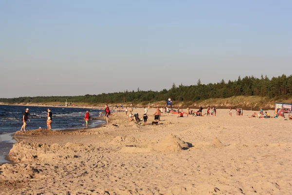 Praia Sol água tempo mar areia ondas pessoas céu feriado banhista — Fotografia de Stock