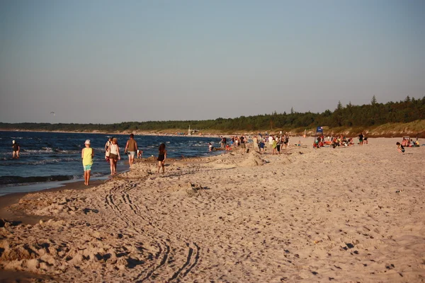 Plaj güneş su hava deniz kum dalgaları insanları tatil sunbather gökyüzü