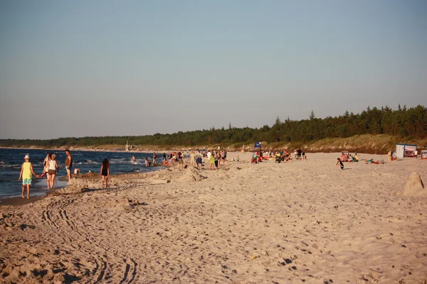 Plaj güneş su hava deniz kum dalgaları insanları tatil sunbather gökyüzü