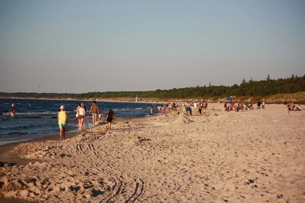 Plaża słońce woda Pogoda morze piasek fale ludzi niebo sunbather wakacje — Zdjęcie stockowe