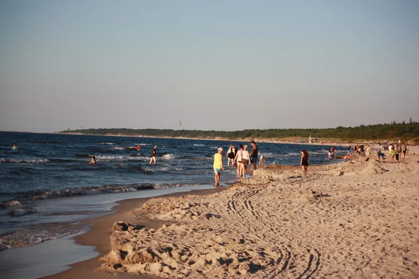 Plaj güneş su hava deniz kum dalgaları insanları tatil sunbather gökyüzü