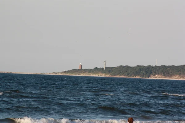 Plaj güneş su hava deniz kum dalgaları insanları tatil sunbather gökyüzü
