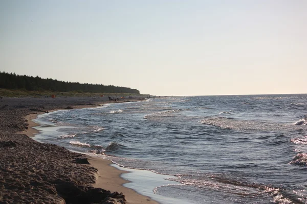 Plaj güneş su hava deniz kum dalgaları insanları tatil sunbather gökyüzü