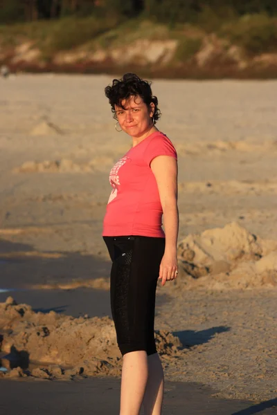 Plaj güneş su hava deniz kum dalgaları insanları tatil sunbather kadınlar pregnat gökyüzü