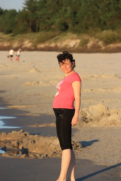 Plaj güneş su hava deniz kum dalgaları insanları tatil sunbather kadınlar pregnat gökyüzü