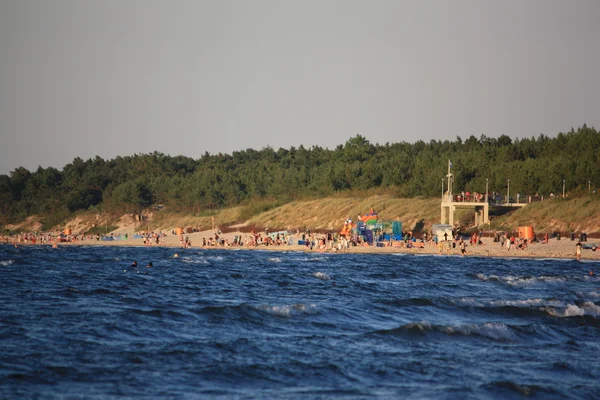 Plaj güneş su hava deniz kum dalgaları insanları tatil sunbather gökyüzü