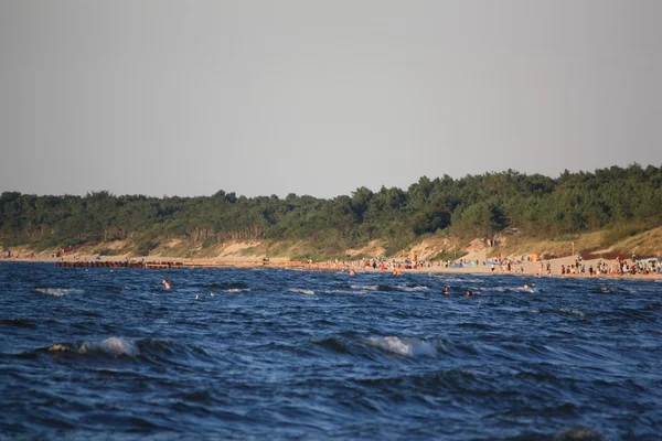 Plaj güneş su hava deniz kum dalgaları insanları tatil sunbather gökyüzü