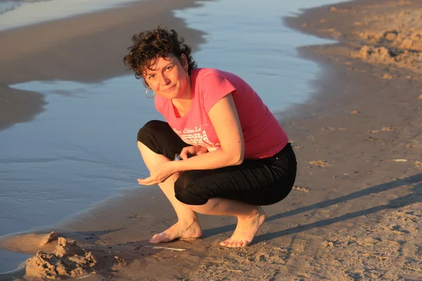 Plaj güneş su hava deniz kum dalgaları insanları tatil sunbather kadınlar pregnat gökyüzü