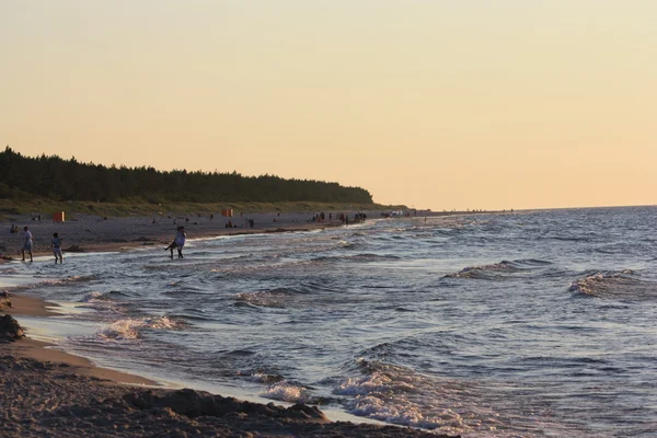Plaj güneş su hava deniz kum dalgaları insanları tatil sunbather gökyüzü