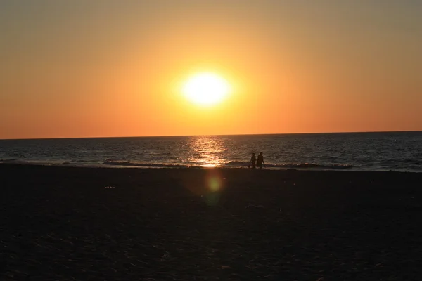 Пляж нд води погода морський пісок хвилі люди небо свято sunbather захід сонця — стокове фото