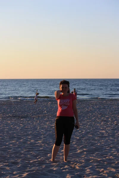 Plaj güneş su hava deniz kum dalgaları insanları tatil sunbather kadınlar pregnat gökyüzü