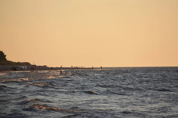 Plaj su hava deniz kum dalgaları insanlar gökyüzü tatil sunbather günbatımı güneş