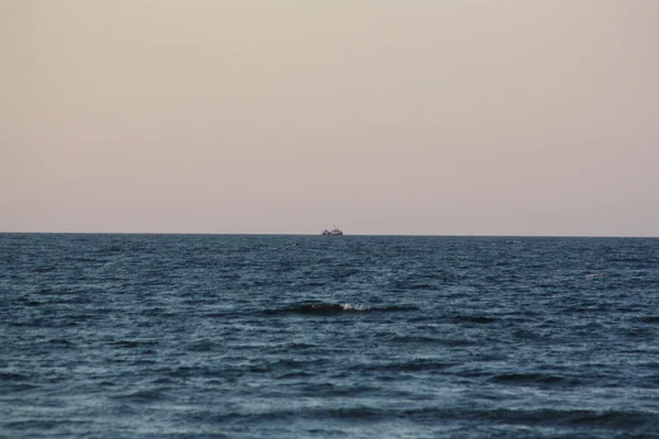 Plaj güneş su hava deniz kum dalgaları insanları tatil sunbather gökyüzü