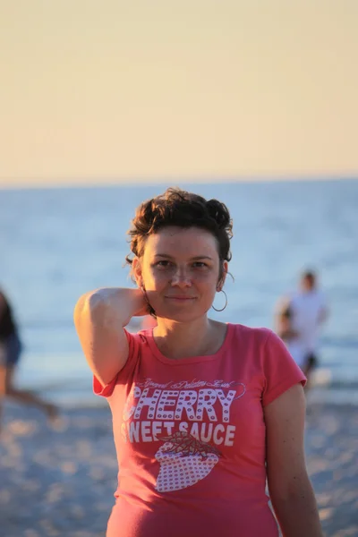 Plaj güneş su hava deniz kum dalgaları insanları tatil sunbather kadınlar pregnat gökyüzü