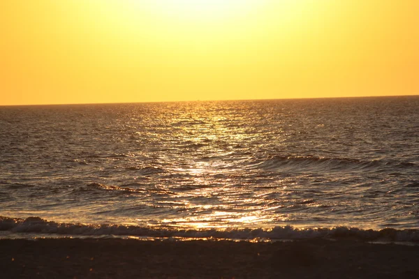 Beach Sun water weather sea sand waves people sky holiday sunbather sunset — Stock Photo, Image